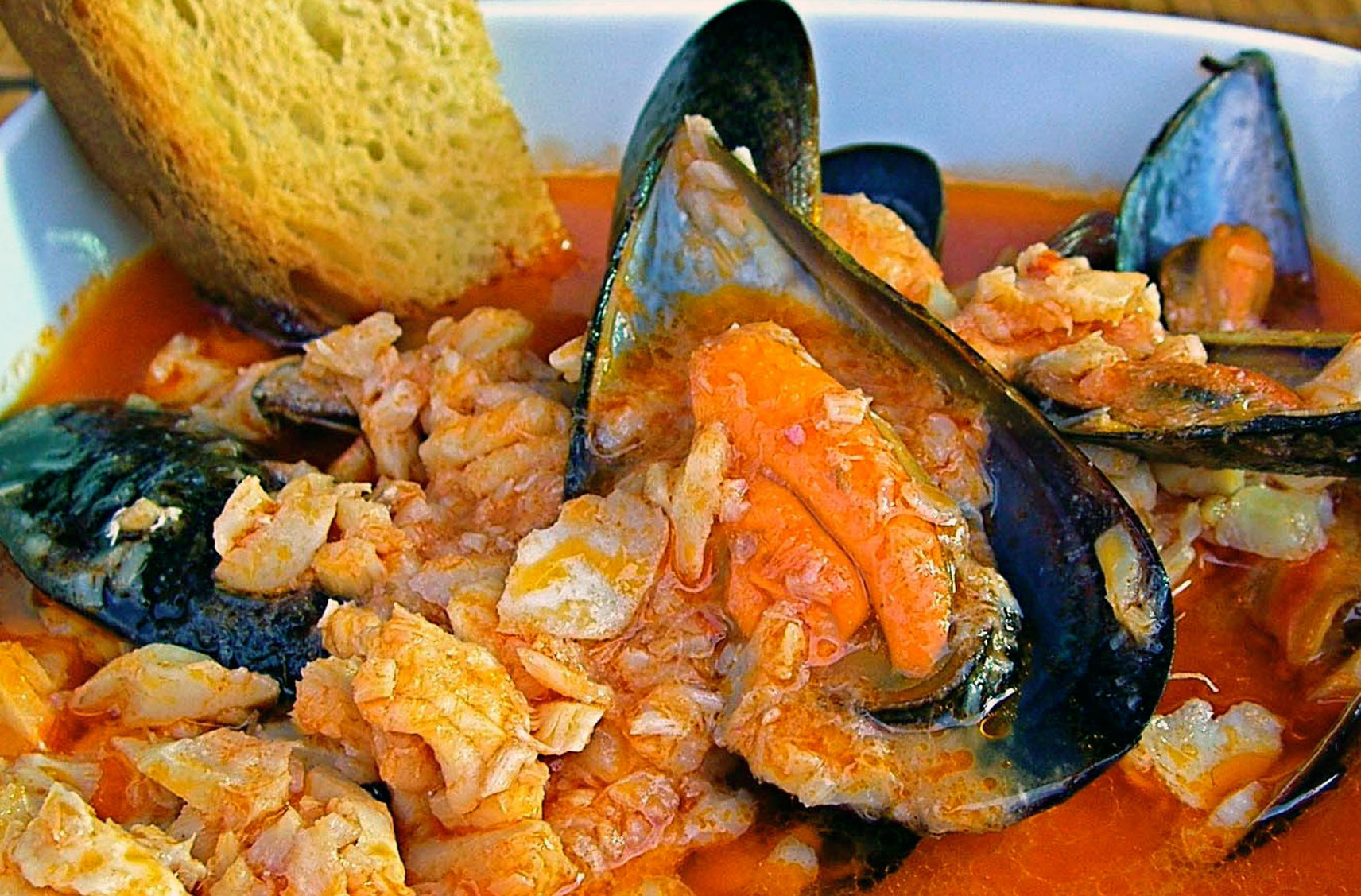 Träumen Sie jetzt im September weiter von den sonnigen Wochen am Meer Cacciucco, eine toskanische Fischsuppe