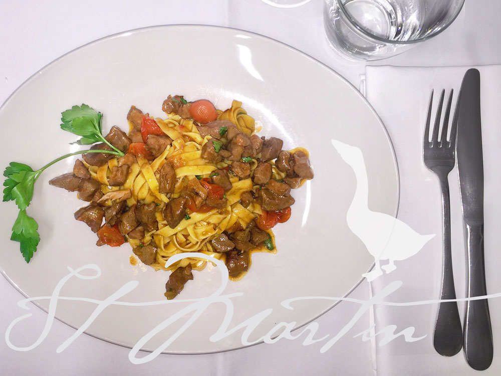 In der Cucina Corso stehen diese Woche „hausgemachte Tagliatelle mit Entenragout“ auf der Karte: sehr, sehr lecker!